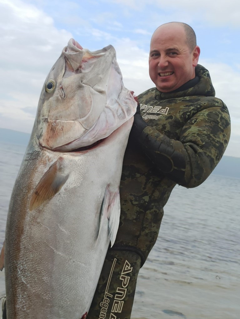 Çanakkale’de zıpkınla 1.8 metre boyunda 63 kilogram akya balığı avladı