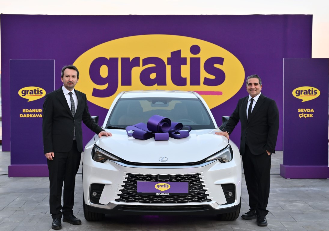 Gratis’in 15’inci yılına özel kampanyasıyla otomobil kazanan 15 talihli ödüllerine kavuştu