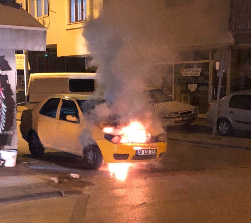 Denizli’de seyir halindeki Tofaş alev alev yandı