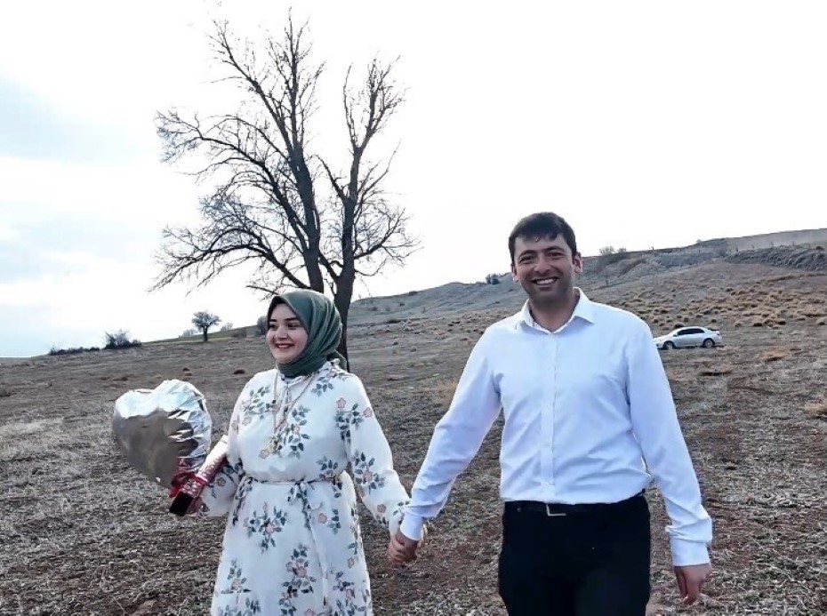 Çorum’da ilginç evlilik teklifi: Traktörle tarlaya yazdı,