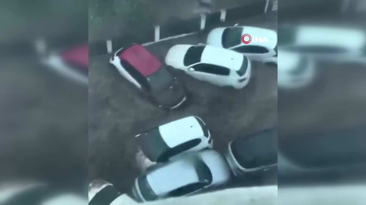 Fransa'nın Reunion Adası'nı kasırga vurdu, araçlar sel suyunda sürüklendi