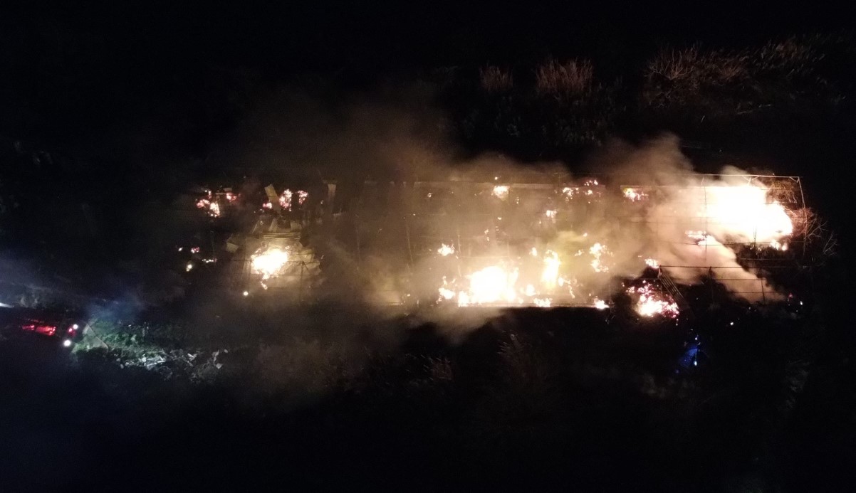 Mersin’de çiftlik yangını geceyi aydınlattı