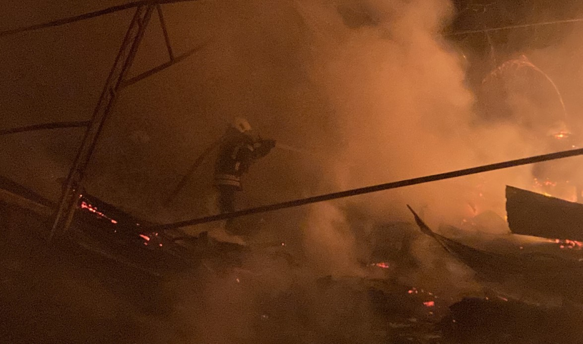 Mersin’de çiftlik yangını geceyi aydınlattı