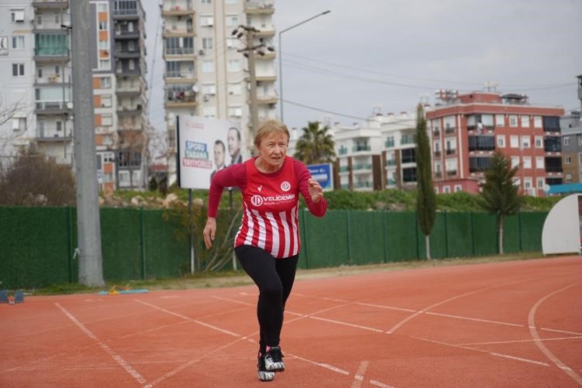 82 yaşındaki atlet, pistlerin tozunu atıyor