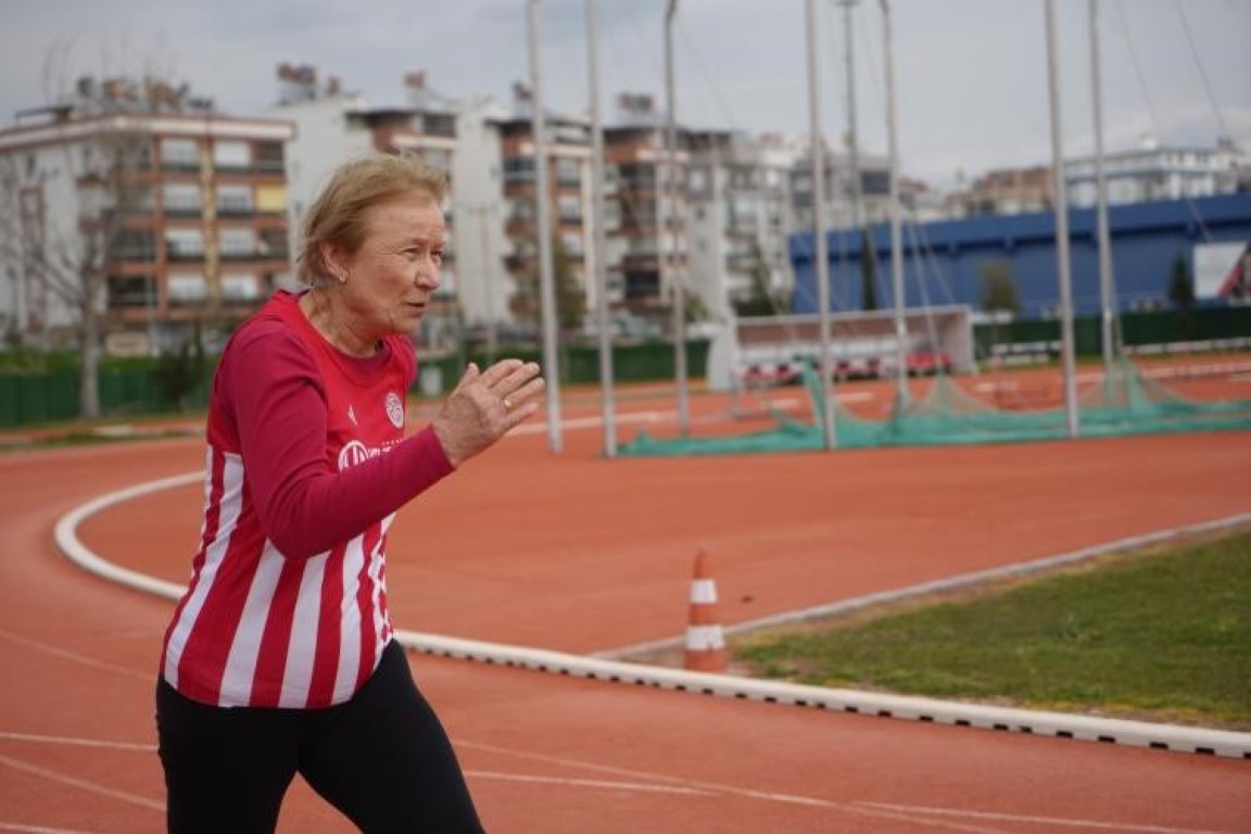 82 yaşındaki atlet, pistlerin tozunu atıyor