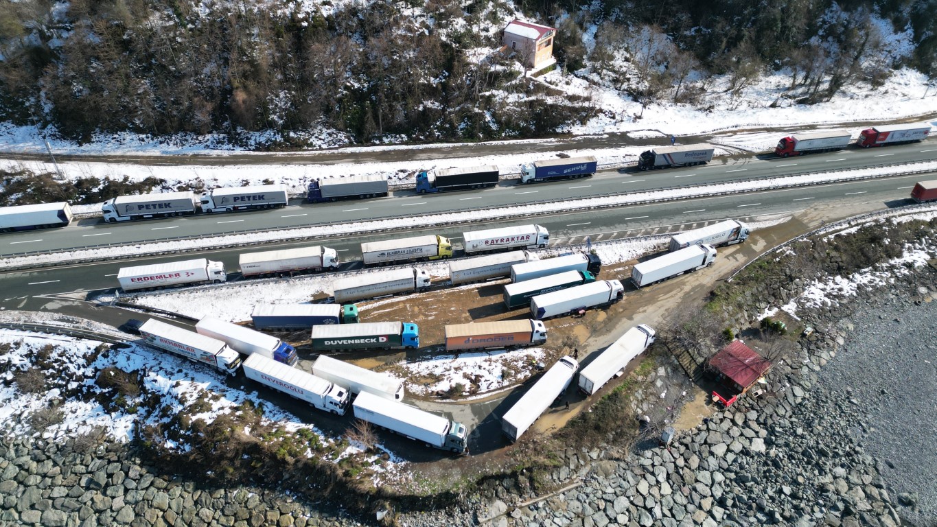 Gürcistan’daki yoğun kar yağışı nedeniyle Artvin’de uzun tır kuyrukları oluştu