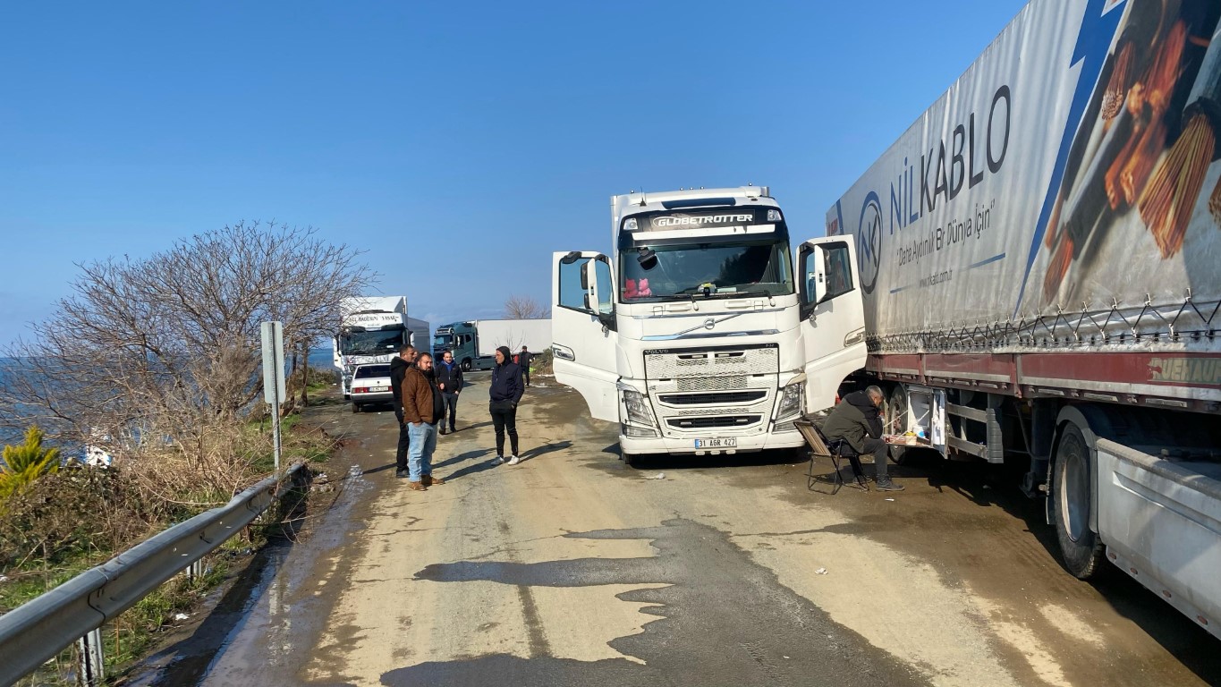 Gürcistan’daki yoğun kar yağışı nedeniyle Artvin’de uzun tır kuyrukları oluştu