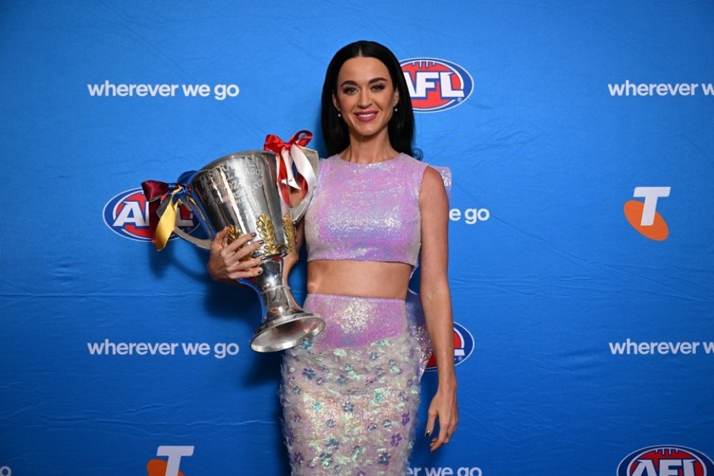 Dünyaca ünlü şarkıcı Katy Perry, Blue Origin ile uzaya gidiyor