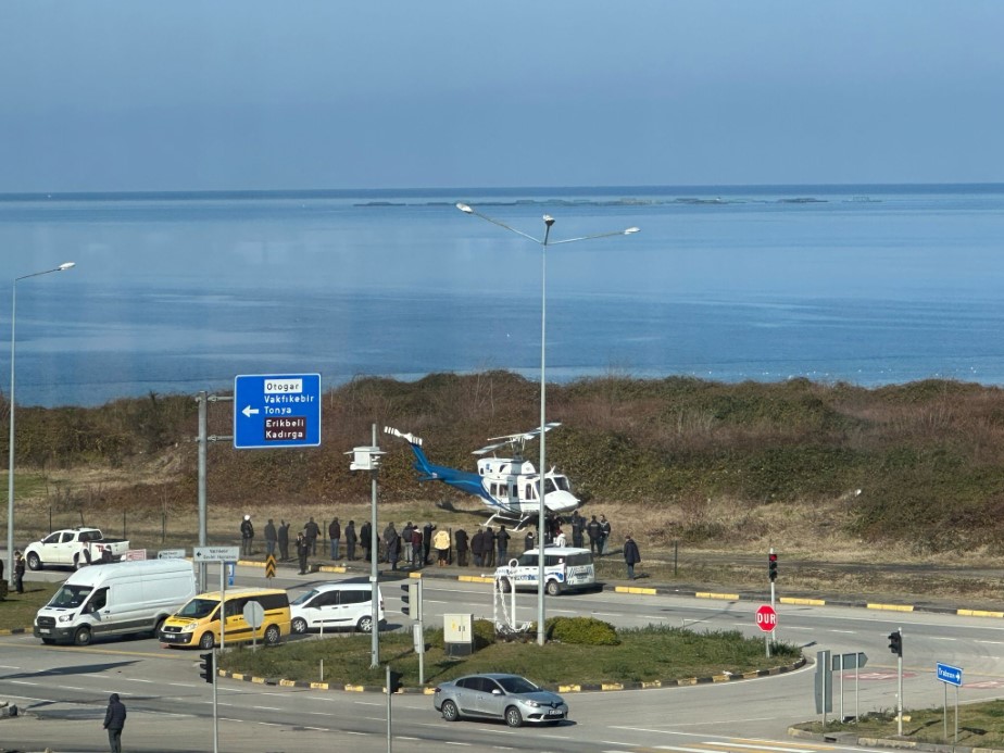 Trabzon’da sahil yolu kenarına acil iniş yapan helikopter korkuttu