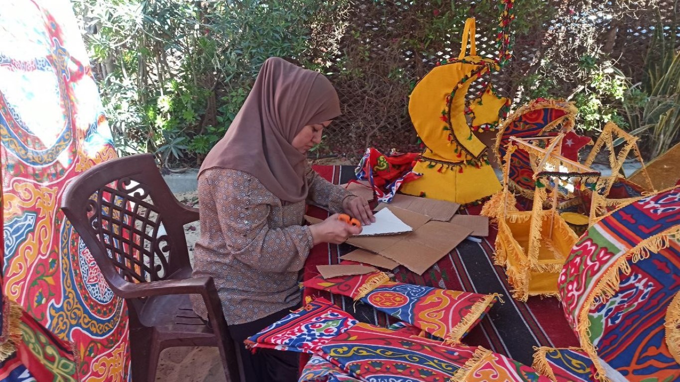 Gazzeli kadın yardım kutularından Ramazan feneri yapıyor