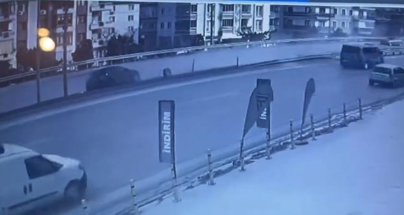 Yalova’da kontrolden çıkan otomobilin bariyerlere çarptığı kaza kamerada