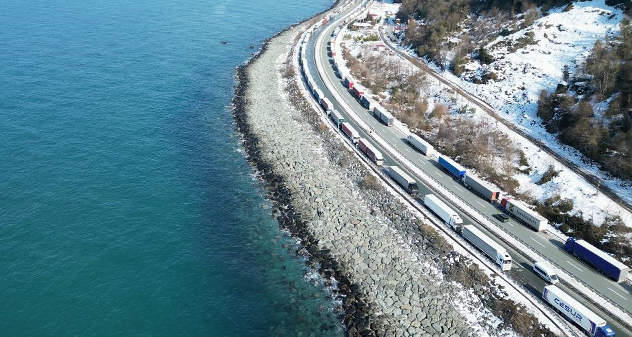 Gürcistan’daki yoğun kar yağışı nedeniyle Artvin’de uzun tır kuyrukları oluştu