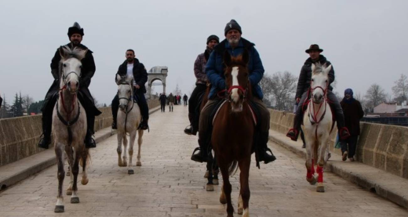 At sırtında İspanya’dan hacca gidiyorlar