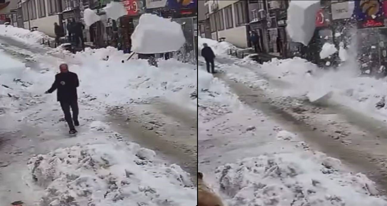 Artvin’de çatıdaki kar kütlesi kaldırıma düştü, yolda yürüyenler son anda kurtuldu