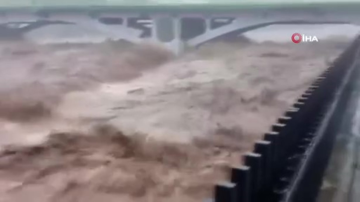 Fransa'nın Reunion Adası'nı vuran kasırgada 4 kişi öldü