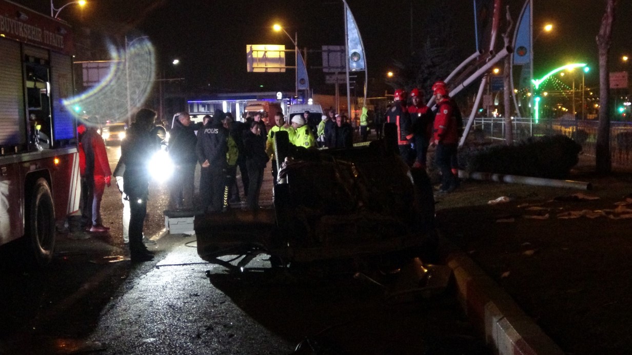 Malatya’da refüje çarpan otomobil devrilip ters döndü: 1 ölü, 1 yaralı