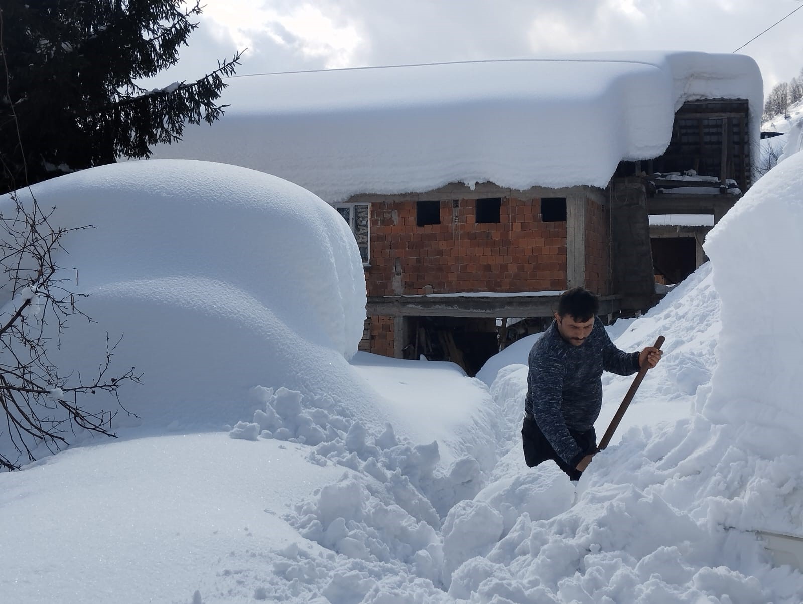 Karla kaplı bahçesinde arabasını bulmak için saatlerce uğraştı