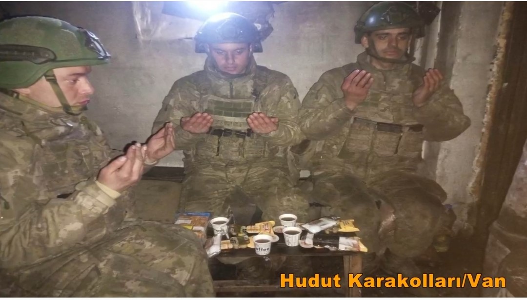 Zor şartlarda görev yapan Mehmetçikten ilk sahur