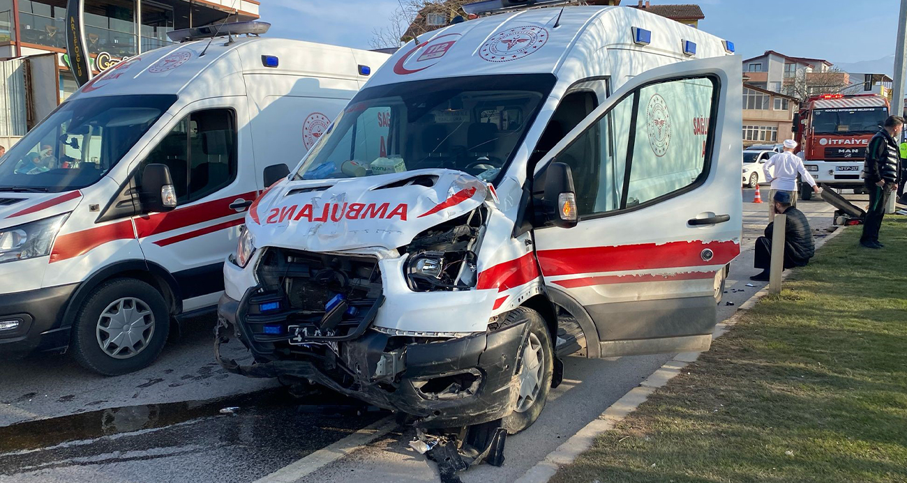 Hamile kadını hastaneye yetiştirmeye çalışan ambulans kaza yaptı: 5 yaralı