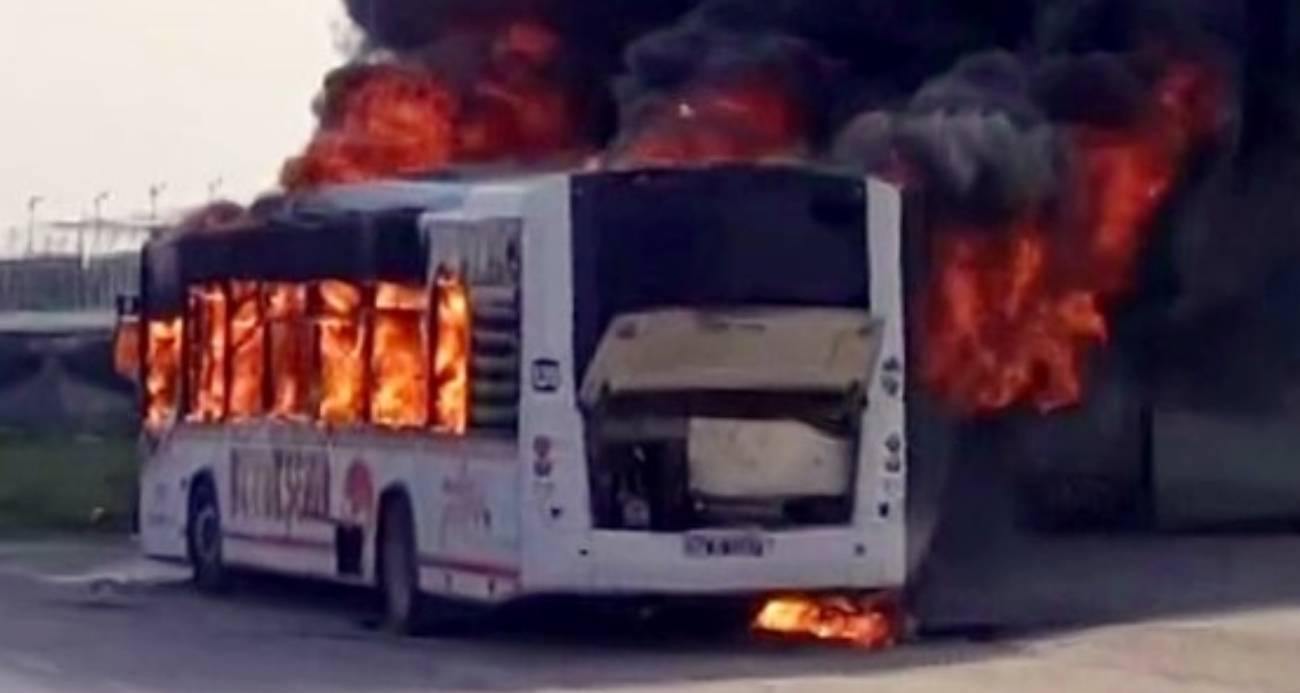 Sakarya’da otobüs alev topuna döndü: Gökyüzünü kara duman kapladı