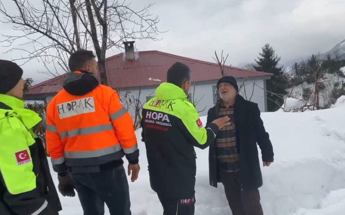 Hopa’da 8 gündür mahsur kalan kalp hastası adam ve eşi kurtarıldı