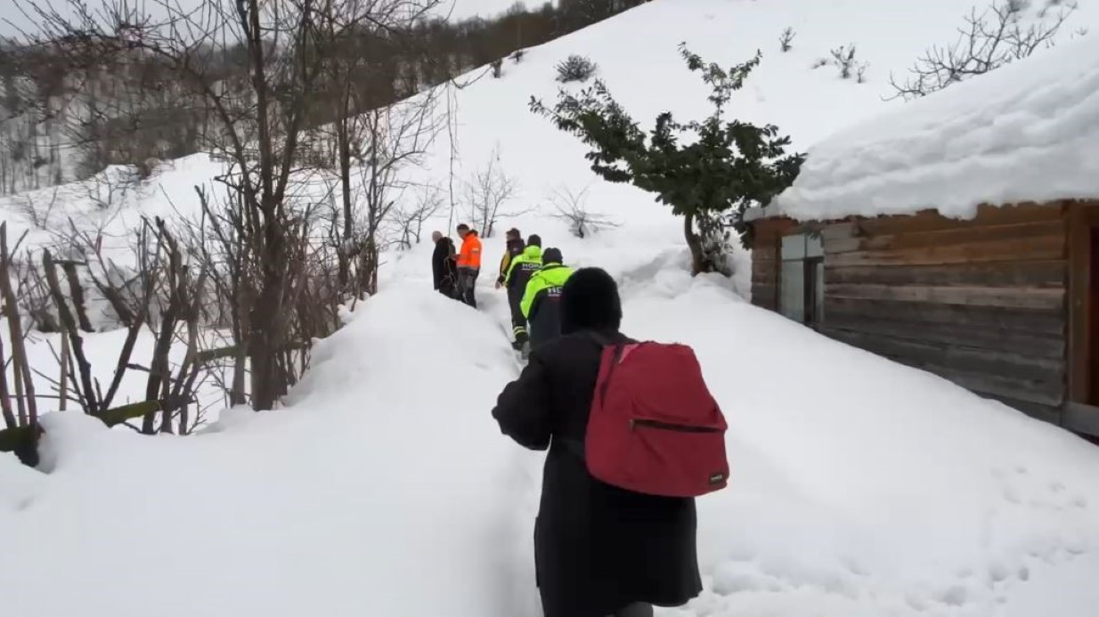 Hopa’da 8 gündür mahsur kalan kalp hastası adam ve eşi kurtarıldı