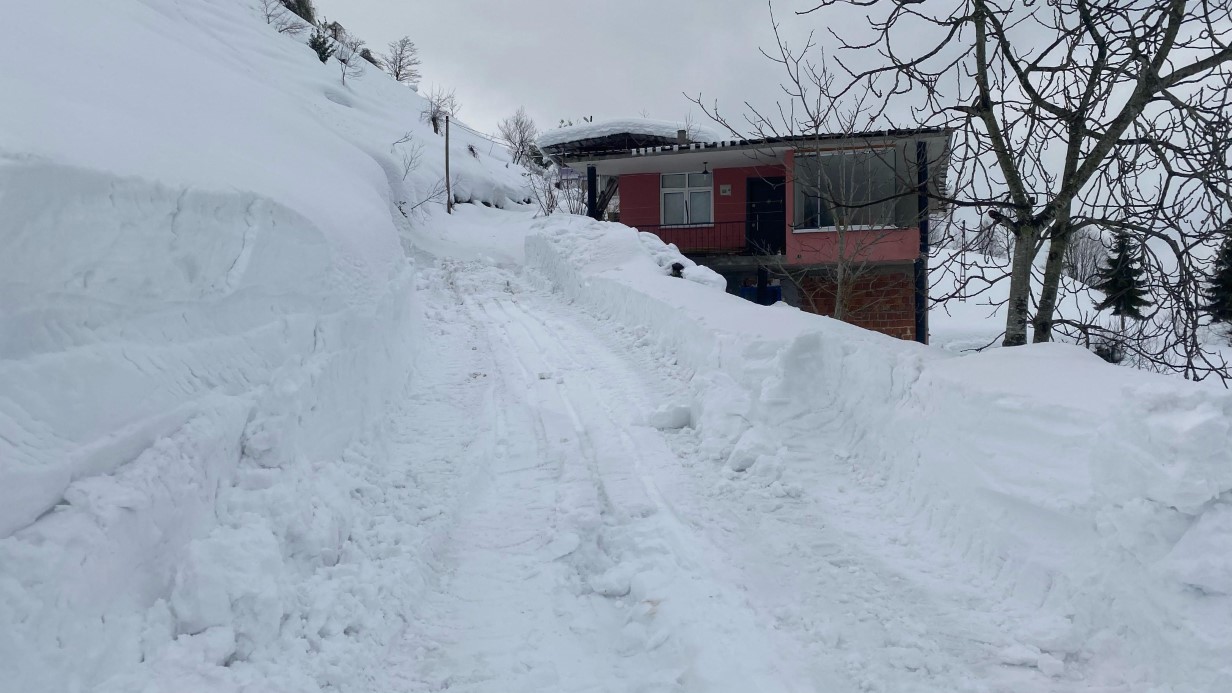 Hopa’da 8 gündür mahsur kalan kalp hastası adam ve eşi kurtarıldı