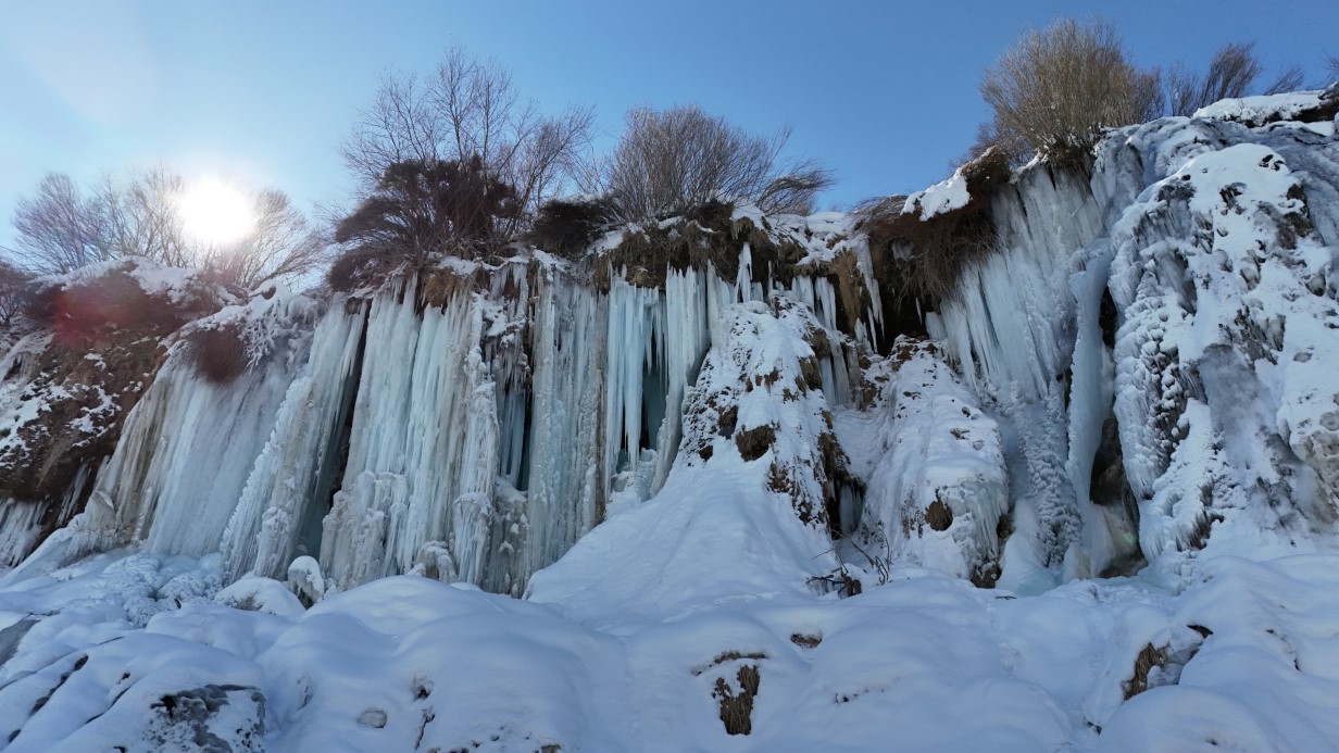Erzincan buz kesti: Girlevik Şelalesi’nde uzunluğu 2 metreyi aşan buz sarkıtları oluştu