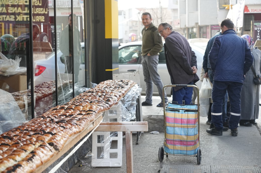 7 metrelik pide görenleri hayrete düşürdü