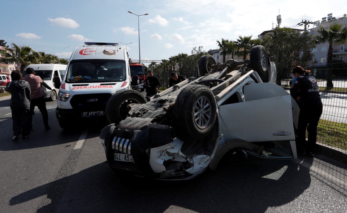 Önce palmiyelere çarptı, ardından takla atan araçta sıkıştı