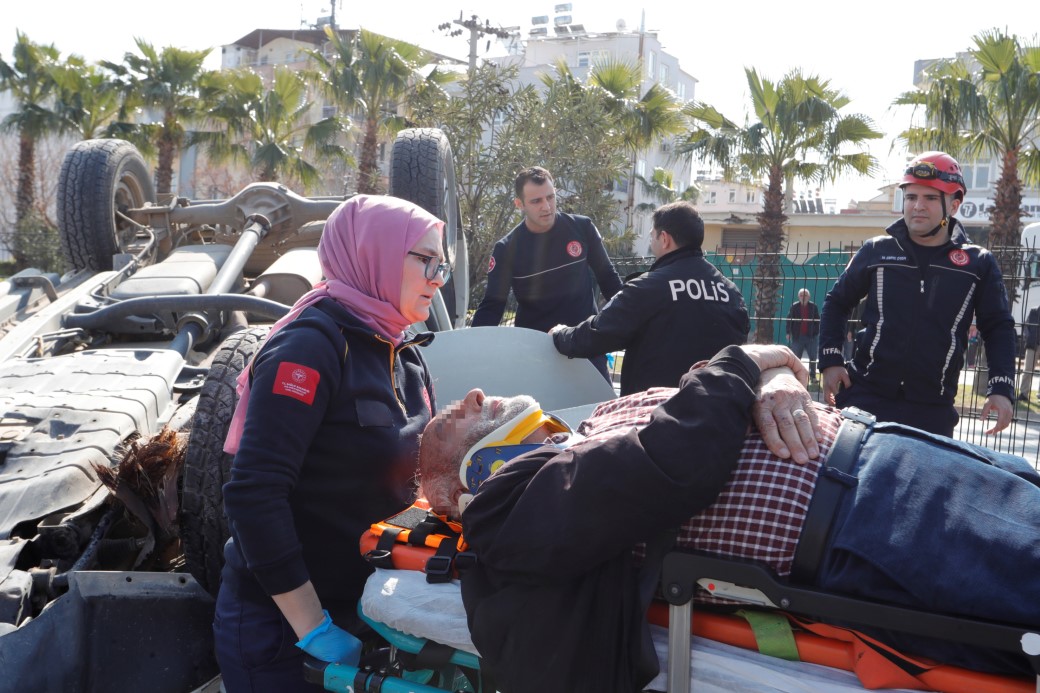 Önce palmiyelere çarptı, ardından takla atan araçta sıkıştı