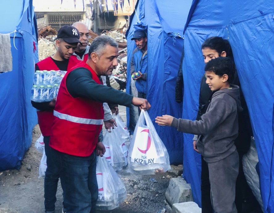 Türk Kızılay Gazze’de her gün 30 bin kişilik iftar veriyor