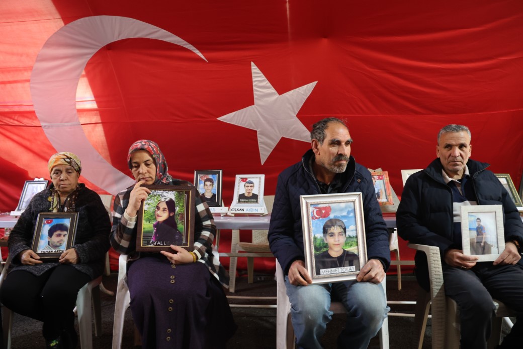 Diyarbakır anneleri Ramazan ayını evlat nöbeti tutarak geçiriyor