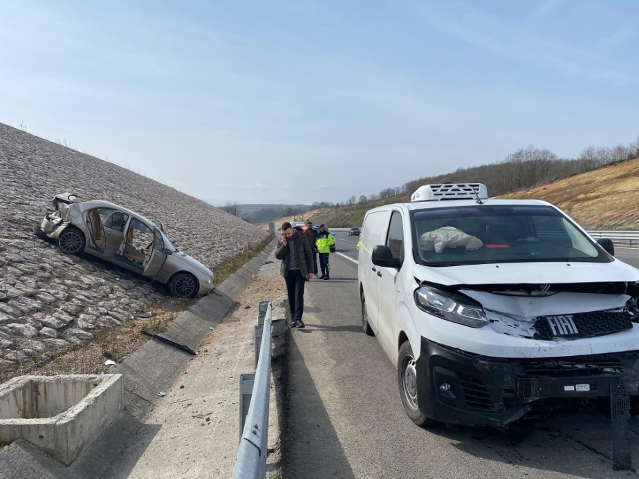 Kuzey Marmara’da kazaya karışan otomobil istinat duvarına çıktı