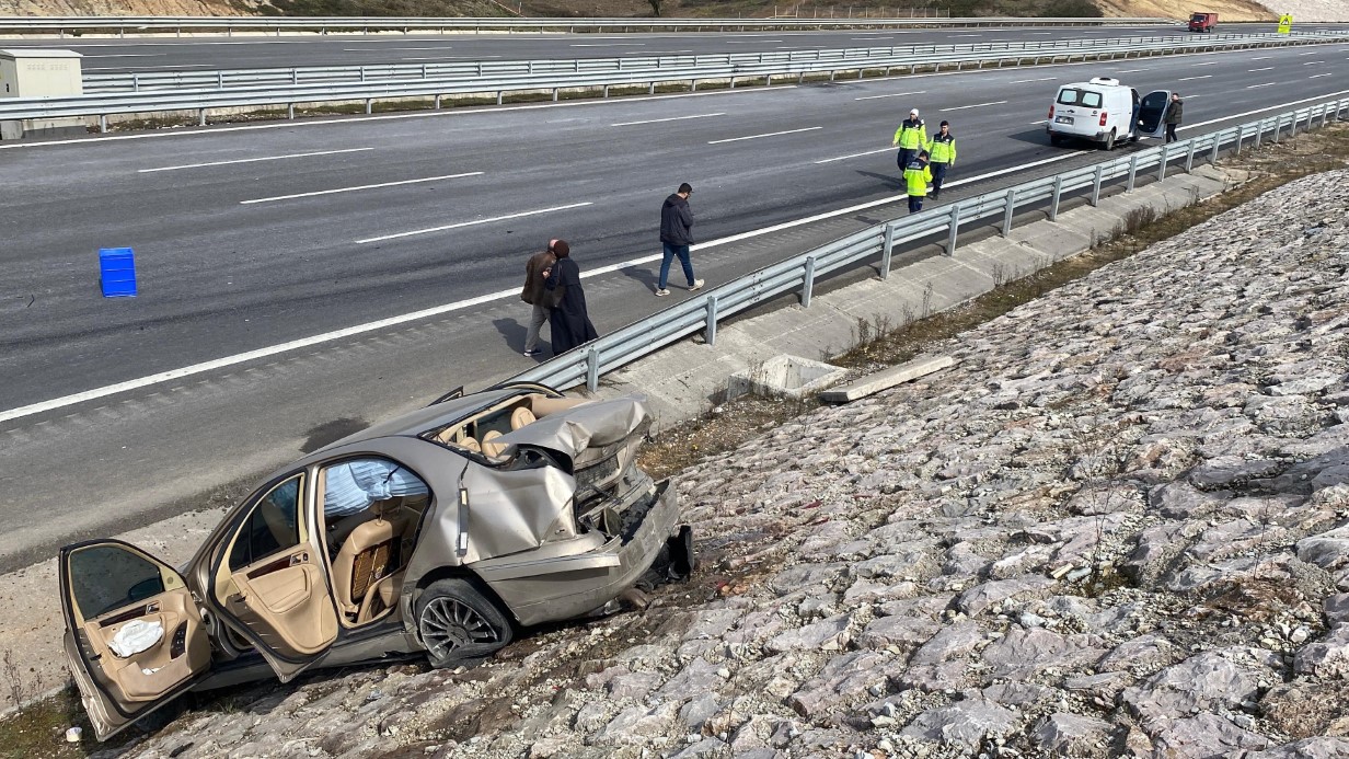 Kuzey Marmara’da kazaya karışan otomobil istinat duvarına çıktı