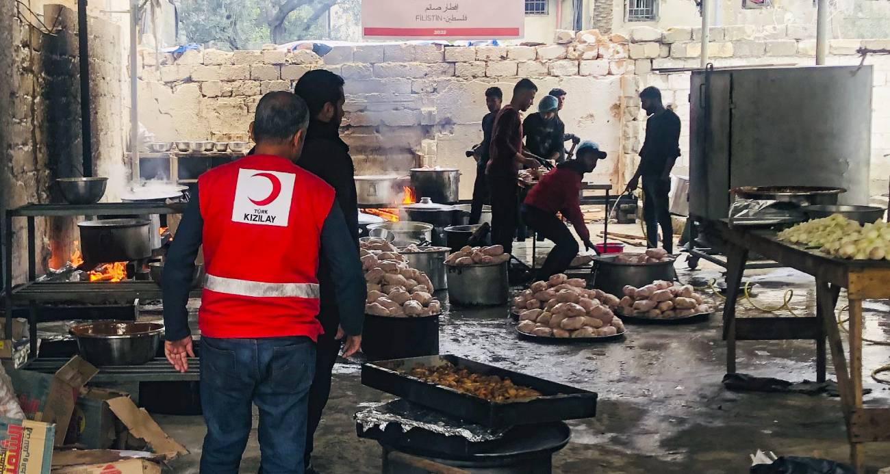 Türk Kızılay Gazze’de her gün 30 bin kişilik iftar veriyor