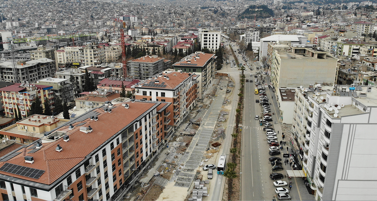 Depremin yıktığı şehrin en işlek caddesi hızla yapılıyor