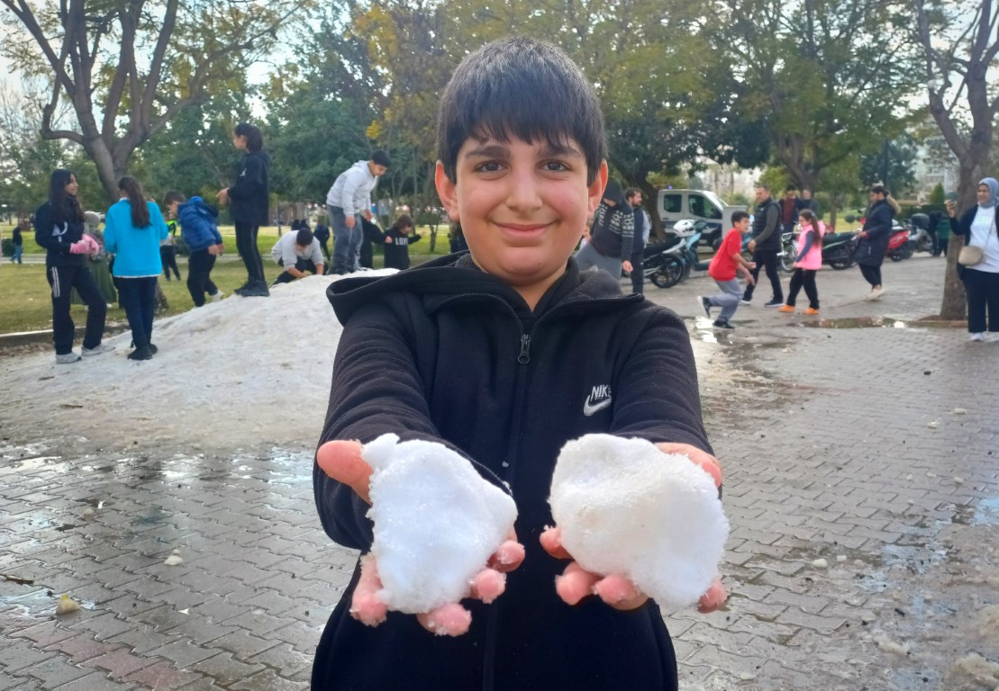 Adana’da çocukların kar sevinci: 