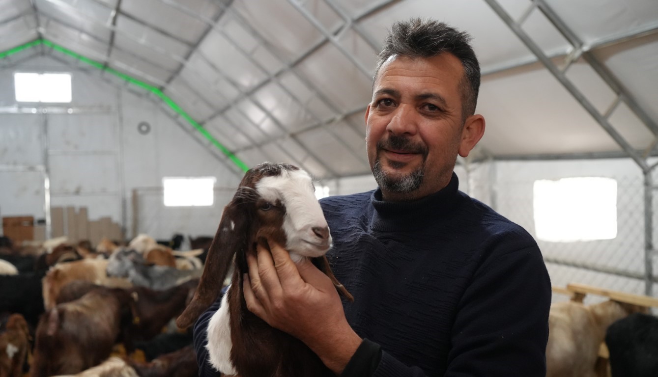 Emekli memur şehir hayatını bıraktı, köyünde hayvancılığa başladı