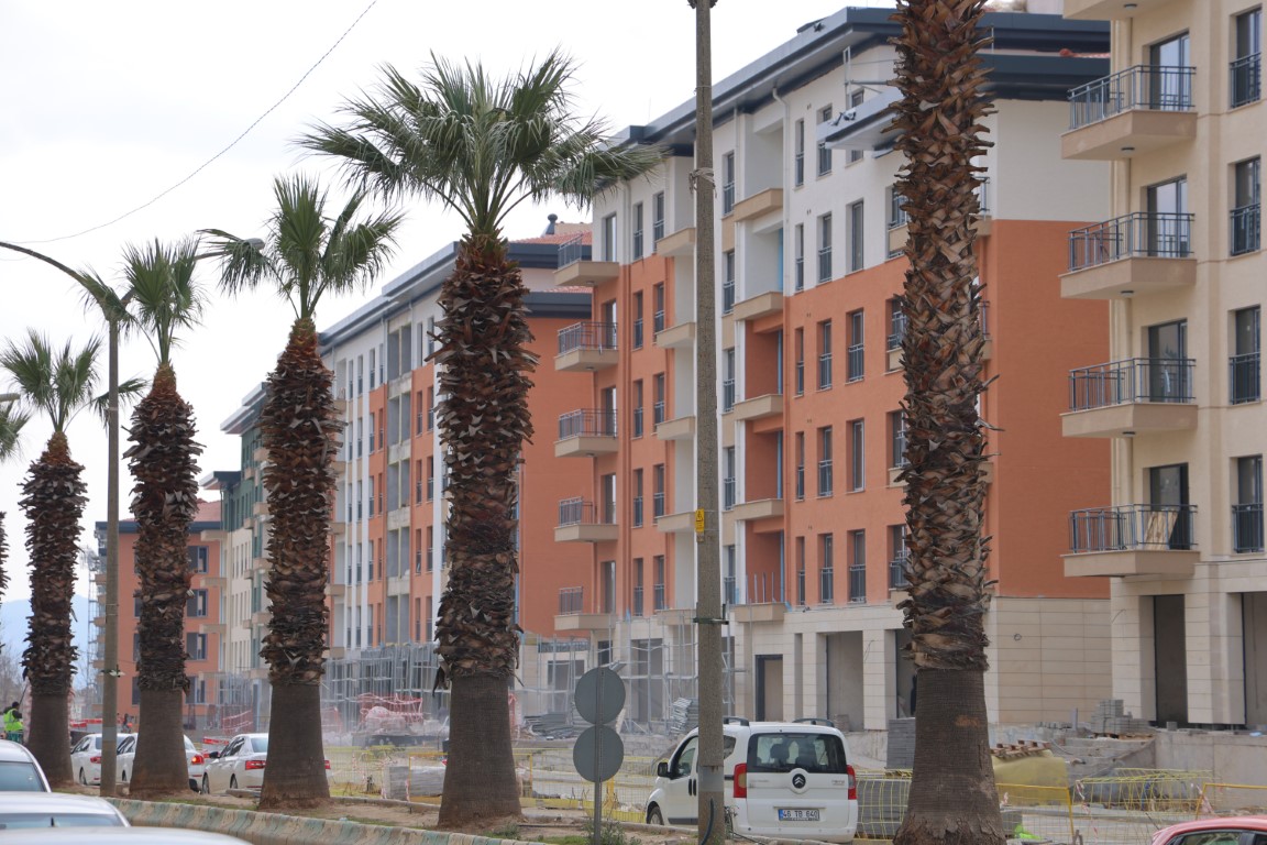 Depremin yıktığı şehrin en işlek caddesi hızla yapılıyor