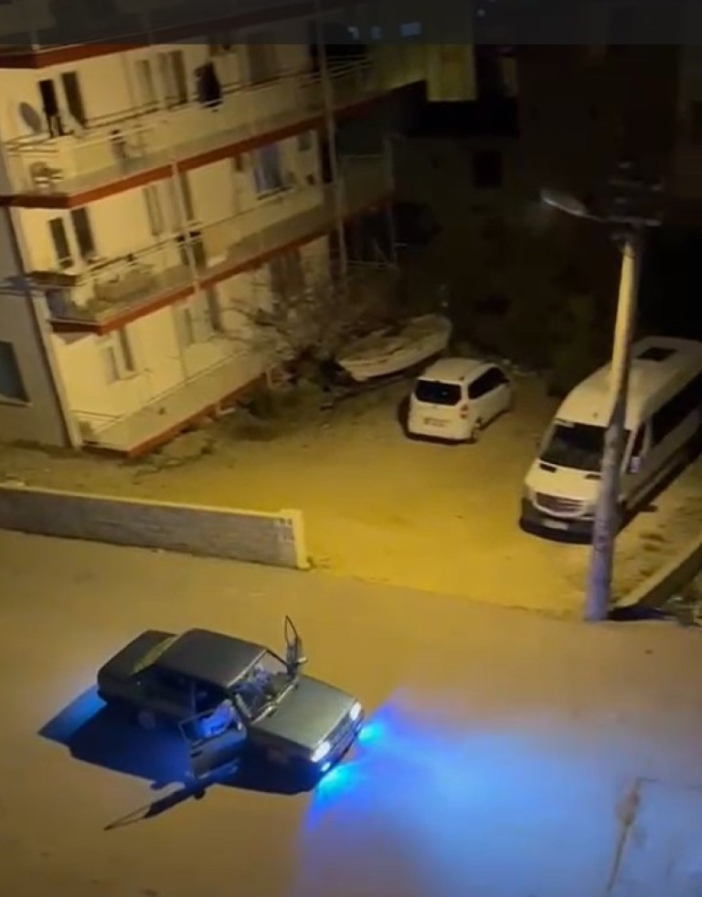 Sahur vaktinde otomobilin kapılarını açtı, yüksek sesli müzikle mahalleliyi ayağa kaldırdı