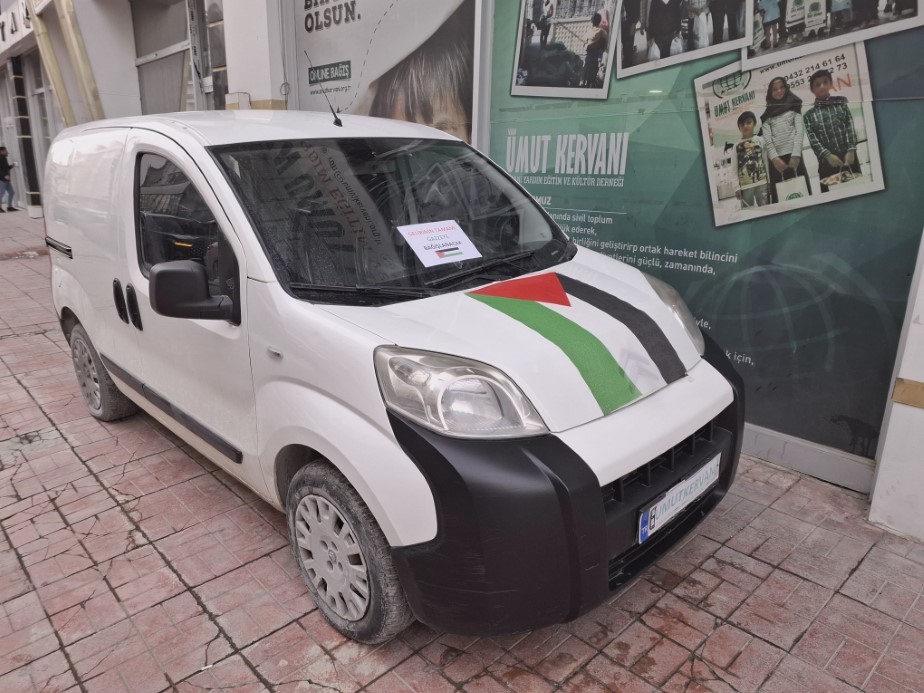 Vanlı hayırsever 320 bin liralık aracını Gazze’ye bağışladı