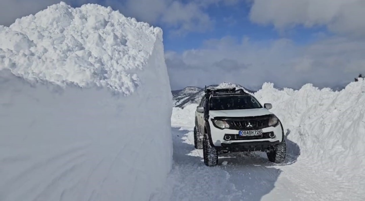 Artvin’de kar kalınlığı 3 metreyi aşan köyün yolu 10 gün sonra açıldı