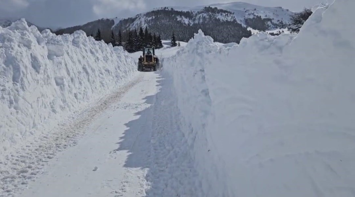 Artvin’de kar kalınlığı 3 metreyi aşan köyün yolu 10 gün sonra açıldı