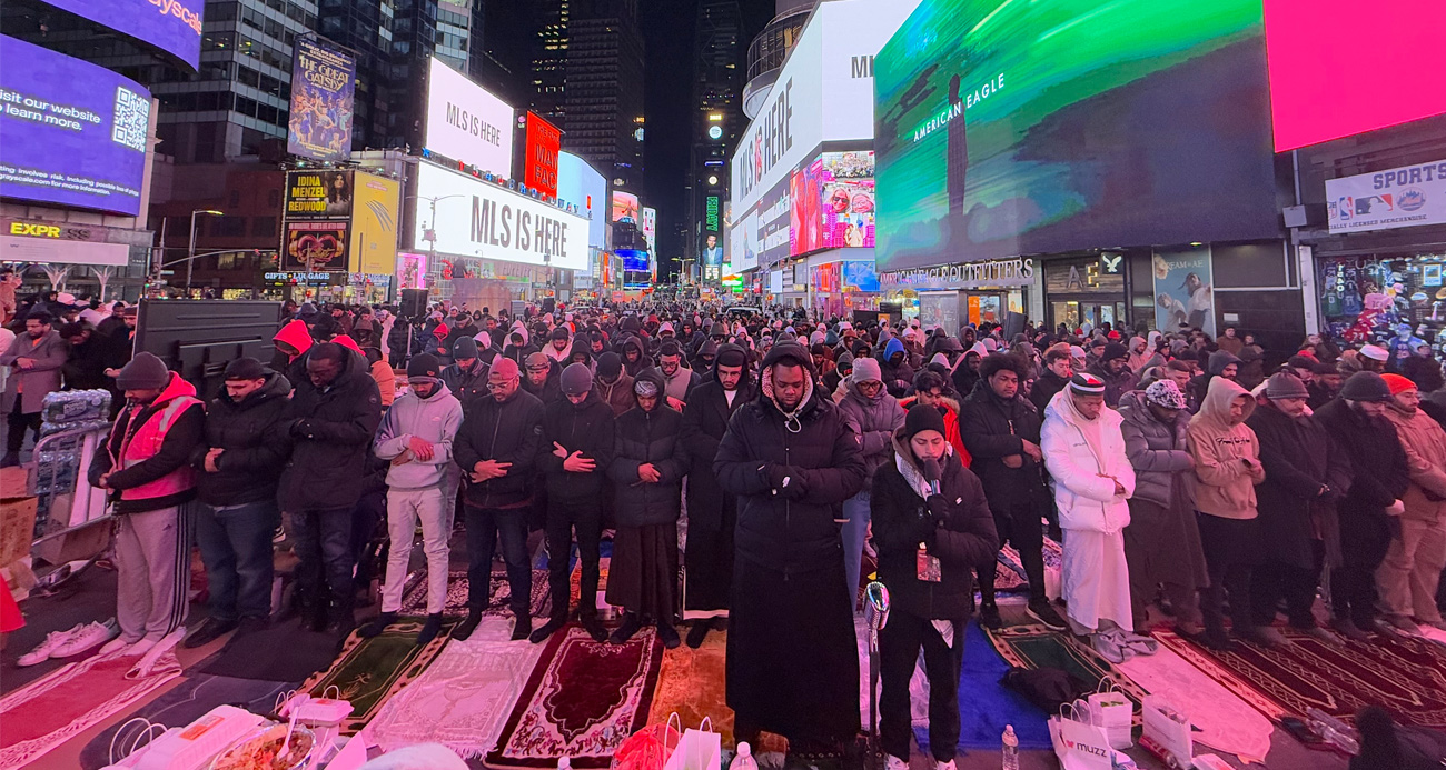 New York Times Meydanı’nda teravih namazı
