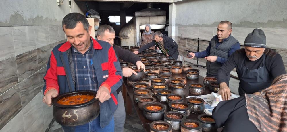 Ramazan’ın vazgeçilmez lezzeti: 8 saatte pişiyor, hazır olduğu, kaleden çalınan davulla duyuruluyor