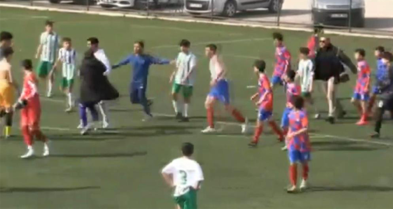 Maçın bitiş düdüğüyle birlikte futbolcu, teknik heyet ve taraftarlar birbirine girdi