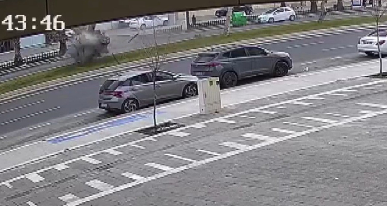 Otomobil ağaca çarptı: O anlar kamerada