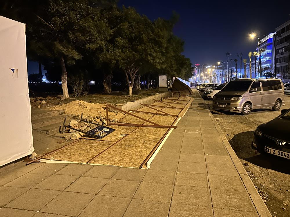 Hatay’da şiddetli fırtına: Ağaç devrildi, çöp konteynerleri yola sürüklendi