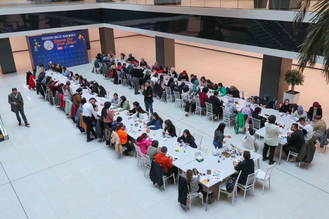 Engelli öğrenciler Ramazan’a özel yaptıkları tesbihleri vatandaşlara hediye etti